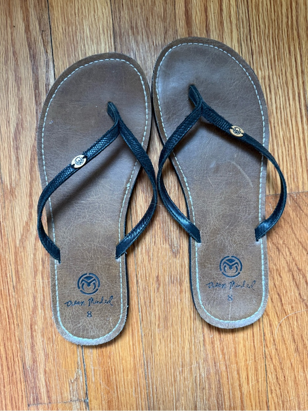EUC Ocean Minded Oumi Nite black leather flip flops women’s size 8